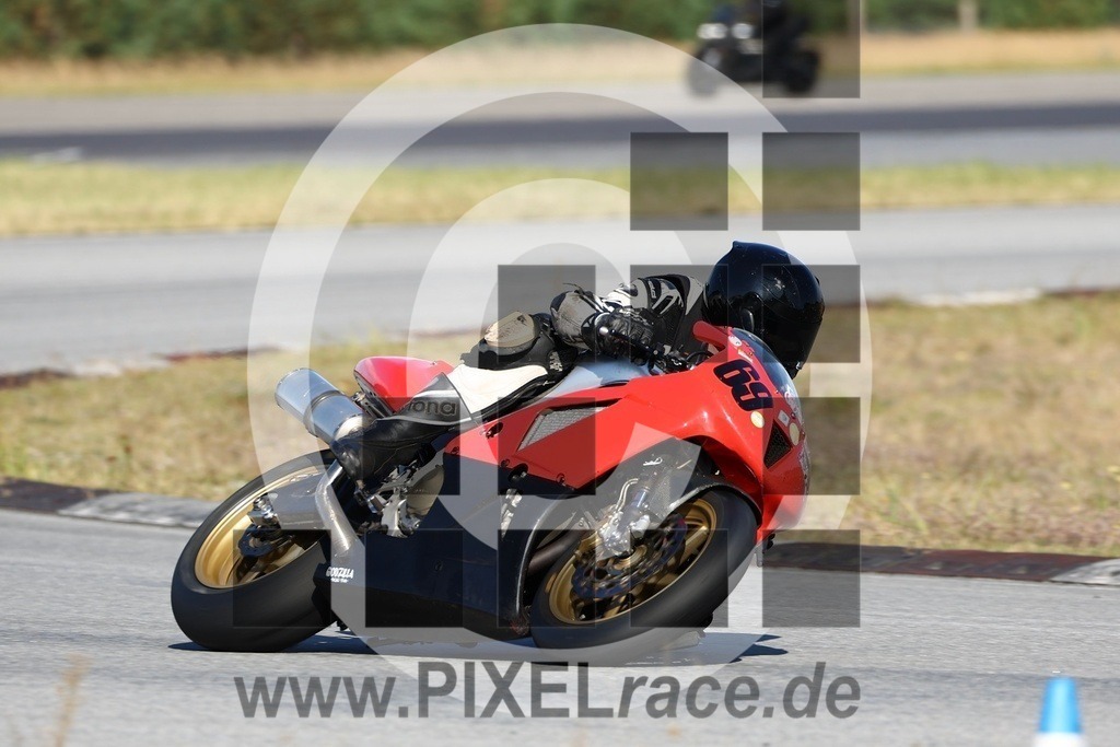 0069-20240921_12355 | Schöne Erinnerungen an spannende Momente - das festzuhalten ist unser Job. PIXELrace.de ist seit 2003 auf den Rennstrecken Europas unterwegs um die Action draußen beim Fahren und die wunderbare Stimmung imm Fahrerlager für euch einzufangen.