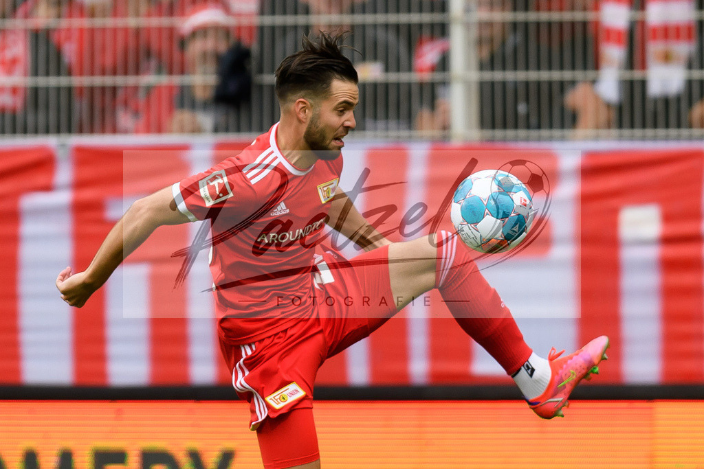 FCUBMG20210829_102 | Fussball, Herren: Niko Giesselmann (1.FC Union Berlin) in Aktion, am Ball, Einzelaktion beim Spiel der 1. Bundesliga zwischen 1. FC Union Berlin und Borussia Moenchengladbach im Stadion An der Alten Foersterei am 29.08.2021 in Berlin, Deutschland. - Realisiert mit Pictrs.com