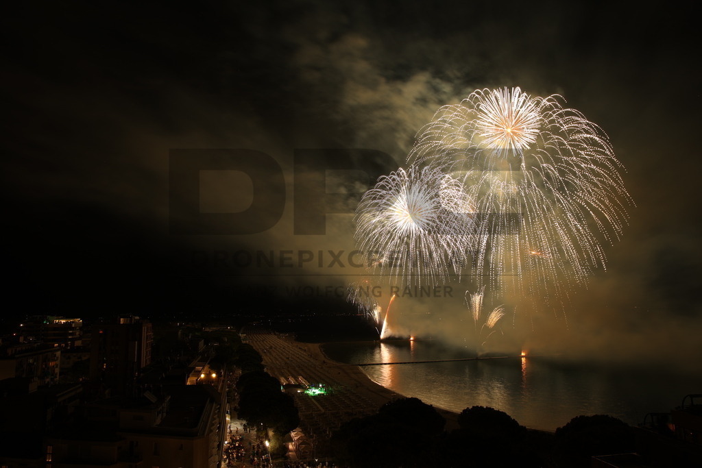 Ferragosto Fireworks in Grado, Italy | GRADO, ITALY, 15.AUG.26 - FIREWORKS - Ferragosto fireworks over the Adriatic Sea in Grado, Italy. Colorful fireworks light up the night sky above the beach, coastline and waterfront during the traditional summer celebration. - Realisiert mit Pictrs.com