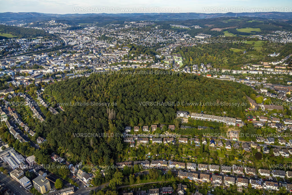 Siegen230912487 | Luftbild, Waldgebiet mit Funkmast Häusling, Wohngebiet Reihenhäuser Albert-Richartz-Straße und Anton-Delius-Straße mit Baustelle und Neubau Wohnhaus, Siegen-Häusling, Siegen, Siegerland, Nordrhein-Westfalen, Deutschland