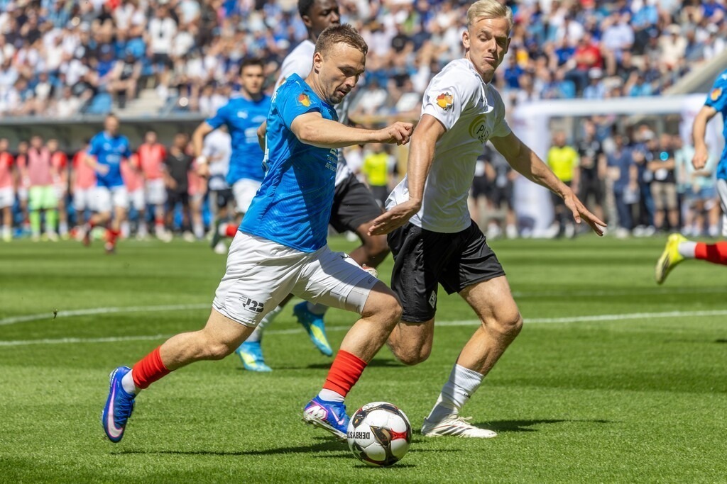 Fußball, Badischer Pokal 2025/26, Finale: VfR Mannheim gegen Waldhof Mannheim | Fußball, Badischer Pokal 2025/26, Finale: VfR Mannheim gegen Waldhof Mannheim***Alexandru Paraschiv (14, VfR Mannheim) mit einem gefährlichen Vorstoß in den gegnerischen Strafraum - Realisiert mit Pictrs.com