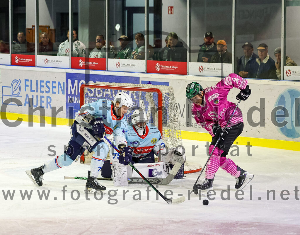 2025-10-05_128_TSV_Erding_gegen_Heilbronner_Falken | Erding, Deutschland, 05.10.2025:Eishockey, Oberliga Süd 2025 / 2026, 6. Spieltag, TSV Erding gegen Heilbronner Falken, Endergebnis: 3:1Spencer Berry (Heilbronner Falken, #7), Torwart Franz Jokinen (Heilbronner Falken, #75), Lukas Gaus (Erding Gladiators, #23)Foto: Christian Riedel / fotografie-riedel.net