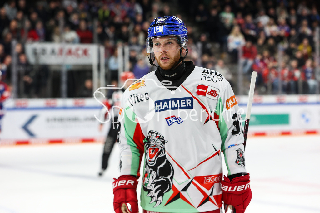 Nürnberg ICE Tigers - Augsburger Panther | Simon SEZEMSKY (AEV #93) in Aktion / Freisteller / Einezelfoto / DEL Retro Game