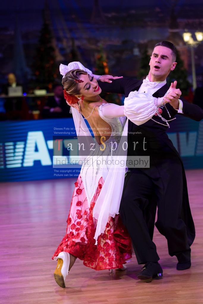 20241215_WDSF_Int_Open_Std-Riga-9799 | Tanzsportbilder, Standardtanz, Lateintanz, WDSF, DTV, LTVB, dancecomp, goc, hessen tanzt, blaues band der spree, walzer, tango, wiener walzer, slowfox, quickstepp, samba, rumba, cha-cha-cha, paso doble. jive, hd-kroft photography, turniertanzsport