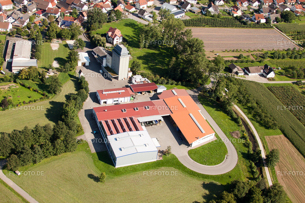 Gebäude und Produktionshallen auf dem Werksgelände  Kraewa GmbH Umformtechnik | Luftbild: Gebäude und Produktionshallen auf dem Werksgelände  Kraewa GmbH Umformtechnik im Ortsteil Erlach in Renchen im Bundesland Baden-Württemberg in Deutschland. Foto: IMG_31573.jpg vom 09.08.2010 durch Werner Riehm/FLY-FOTO.de - Realisiert mit Pictrs.com