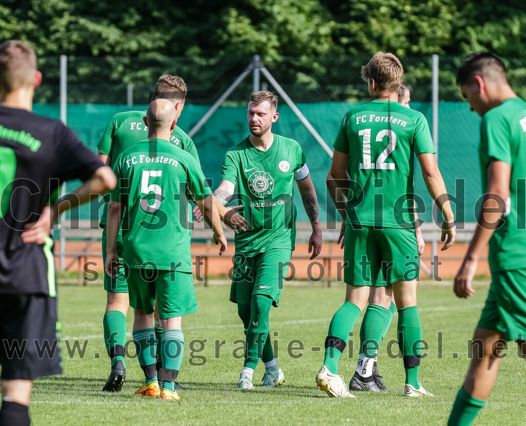 2023-07-09_073_FC_Forstern_gegen_SpVgg_Neuching | Forstern, Deutschland, 09.07.2023:
Fußball, Kreisklasse 2023 / 2024, Testspiel, FC Forstern gegen SpVgg Neuching, Endergebnis: 2:4

Jubel nach dem 2:0 durch Bastian Keilhacker (FC Forstern, #4)
Johannes Kern (FC Forstern, #5), Andreas Ullmann (FC Forstern, #11), Lukas Gröppmair (FC Forstern, #12)

Foto: Christian Riedel / fotografie-riedel.net
