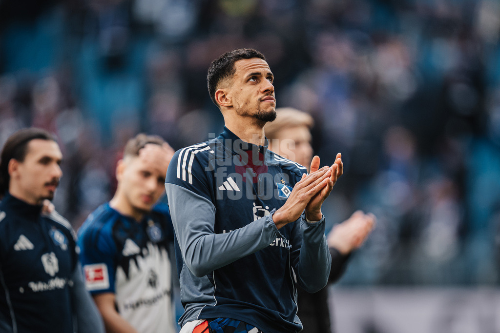 Fußball | Männer | Saison 2025/2026 | 1. Fußball-Bundesliga | 28. Spieltag | Hamburger SV vs. FC Augsburg | 04.04.2026 | Robert Glatzel (#9, HSV) applaudiert den Fans nach dem Spiel