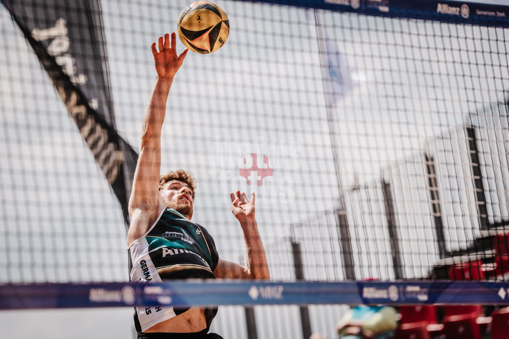 Beachvolleyball | Männer | Allianz German Beach Tour 2025 | Tourstop Düsseldorf | 15.05.2025 | Luis Henrichs beim Angriff