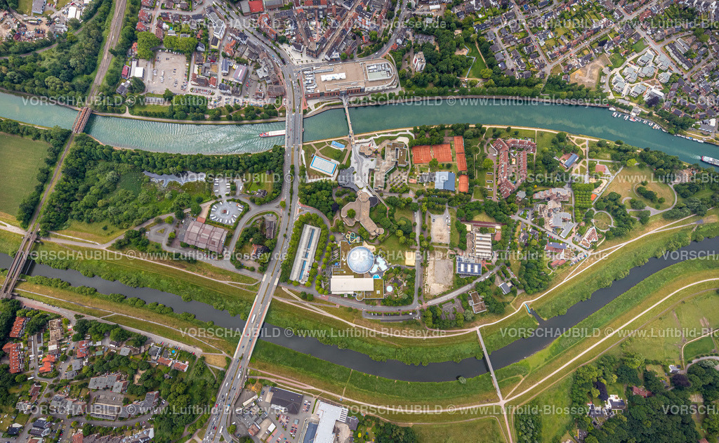 Dorsten220603287 | Luftbild, Senkrechtaufnahme, Freizeitbad Atlantis, Gymnasium Petrinum, VHS mit Stadtbibliothek zwischen Fluss Lippe mit Lippeaue und Wesel-Datteln-Kanal, Dorsten, Ruhrgebiet, Nordrhein-Westfalen, Deutschland