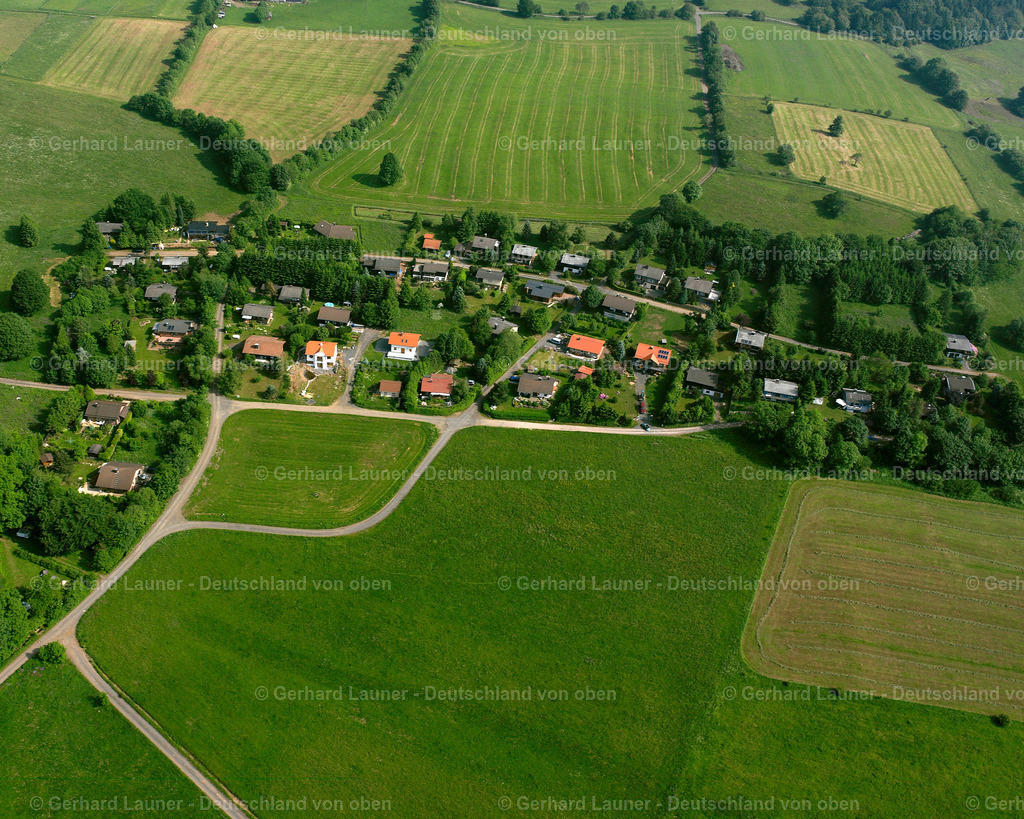 2615834 | HERCHENHAIN 09.06.2006 Landwirtschaftliche Nutzflächen und Feldgrenzen  umsäumen das Siedlungsgebiet des Dorfes in Herchenhain im Bundesland Hessen, Deutschland // Agricultural land and field boundaries surround the settlement area of the village  in Herchenhain in the state Hesse, Germany Foto: Gerhard Launer