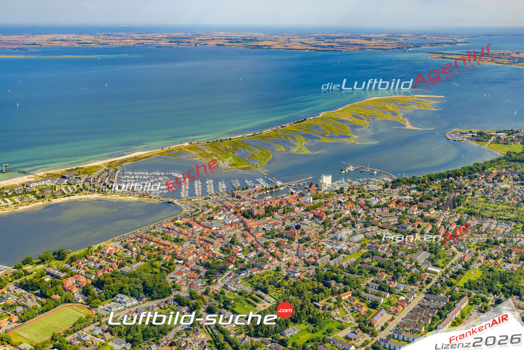 Schrägluftbild  Altstadt  Heiligenhafen - Das Luftbild wurde 2025 vom UL-Flugzeug heraus erstellt (ohne Drohne- keine Drohnenaufnahme ) - Hochauflösende Luftaufnahme -Nicht vergleichbar mit Google Maps oder Satelittenbilder- Die Geschenkidee !Mit Lizenz und Bildrechte bestellbar