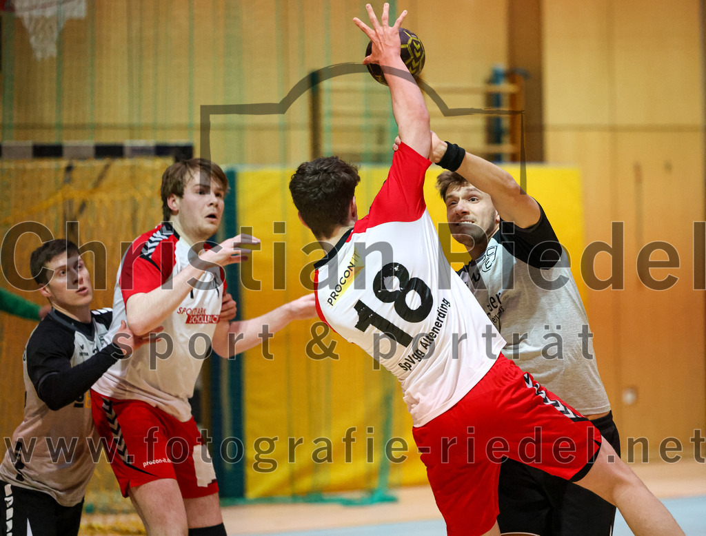 2023-01-21_026_SpVgg_Altenerding_gegen_SC_Eching | Erding, Deutschland, 21.01.2023:
Handball, Bezirksoberliga Männer 2022 / 2023, 12. Spieltag, SpVgg Altenerding gegen SC Eching, Endergebnis: 29:34

Niklas Fleps (SpVgg Altenerding, #17), Tim Steininger (SpVgg Altenerding, #18), Justin Pausch (SC Eching, #13)

Foto: Christian Riedel / fotografie-riedel.net