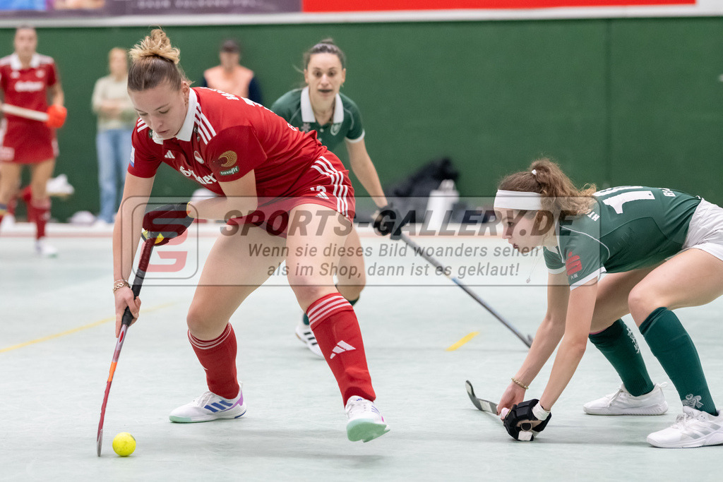 SFE_20241201_0058 | Köln, Deutschland, 01.12.2024:  Hockey 1. Bundesliga Damen Rot-Weiss Köln - HTC Uhlenhorst im KTHC Stadion Rot-Weiss Köln Tennis and Hockey Club am 01.12.2024 in Köln, Deutschland. (Foto von Stephan Fehrmann)Köln, Germany, 01.12.2024: Hockey 1. Bundesliga Damen Rot-Weiss Köln - HTC Uhlenhorst in KTHC Stadion Rot-Weiss Köln Tennis and Hockey Club at 01.12.2024 in Köln, Deutschland. (Foto from Stephan Fehrmann)