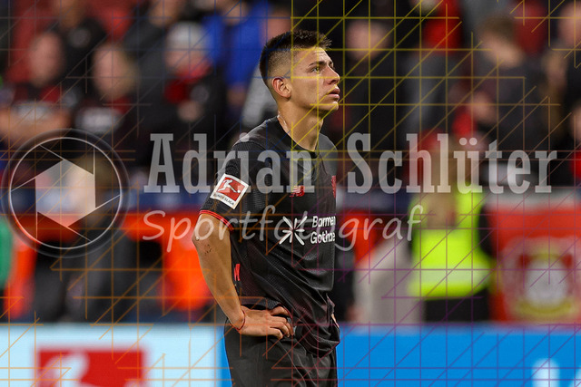 Bayer 04 Leverkusen vs Borussia Mönchengladbach - Bundesliga  | Leverkusen, Deutschland, 21.09.25:   Claudio Jeremias Echeverri (Bayer 04 Leverkusen) schaut waehrend des Spiels der Bundesliga zwischen  Bayer 04 Leverkusen vs Borussia Mönchengladbach in der BayArena(Foto von Brauer-Fotoagentur / Adrian Schlueter)
