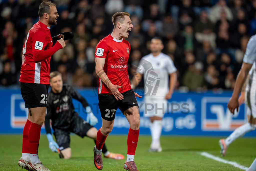 SG Sonnenhof Großaspach vs. SGV Freiberg, Fussball, Regionalliga Suedwest, 30. Spieltag, 22.04.2026 | Loris Maier (SG Sonnenhof Großaspach, #27) jubelt nach seinem 4:0 Treffer mit Fabian Eisele (SG Sonnenhof Großaspach, #23),SG Sonnenhof Großaspach vs. SGV Freiberg, Fussball, Regionalliga Suedwest, 30. Spieltag, 22.04.2026
