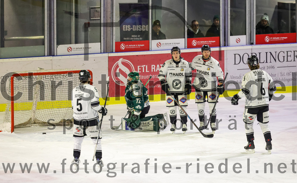 2026-01-30_044_TSV_Erding_gegen_EHF_Passau_Black_Hawks | Erding, Deutschland, 30.01.2026:Eishockey, Oberliga Süd 2025 / 2026, 42. Spieltag, TSV Erding gegen EHF Passau Black Hawks, Endergebnis: 2:6Christoph Schmidt (EHF Passau Black Hawks, #5), Torwart David Zabolotny (Erding Gladiators, #72)Foto: Christian Riedel / fotografie-riedel.net