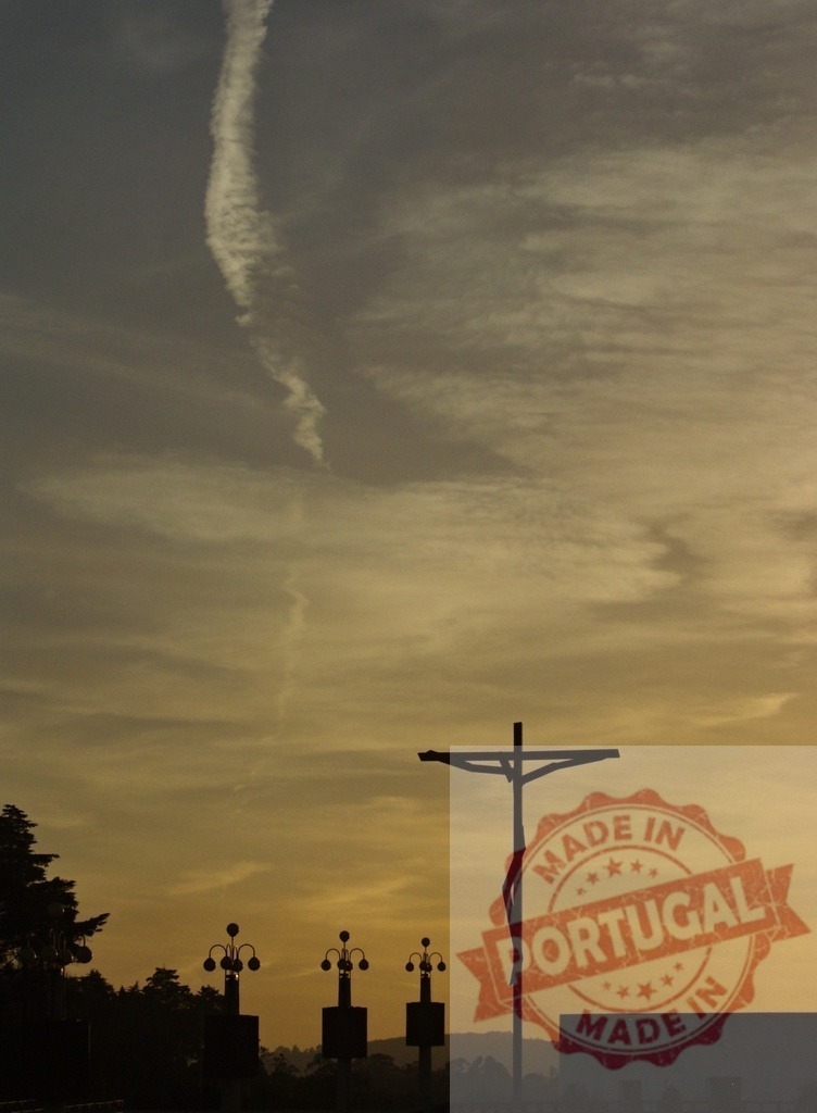 Crucifix silhouette at sunset with contrail crossing the sky | Silhouette of Jesus Christ on the cross at sunset with a contrail crossing the sky - Realisiert mit Pictrs.com