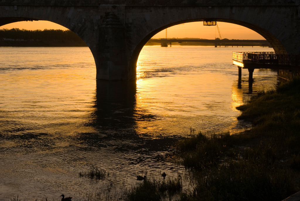 Brücke über die Loire am Abend | Saumur, Frankreich - June 21, 2008: Brücke über die Loire am Abend. - Realisiert mit Pictrs.com
