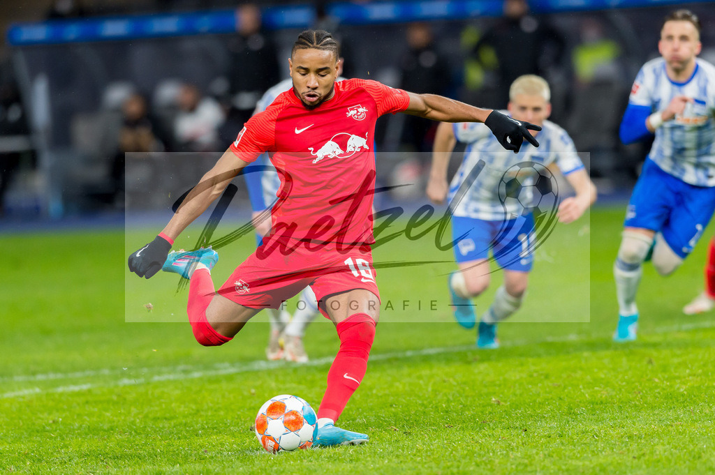BSCRBL20220220_078 | Fussball, Herren: Christopher Nkunku (RB Leipzig) erzielt das Tor zum 1:2 bei dem Spiel der 1. Bundesliga zwischen Hertha BSC und RB Leipzig im Olypiastadion am 20.02.2022 in Berlin, Deutschland.DFB / DFL REGULATIONS PROHIBIT ANY USE OF PHOTOGRAPHS AS IMAGE SEQUENCES AND/OR QUASI-VIDEO. - Realisiert mit Pictrs.com