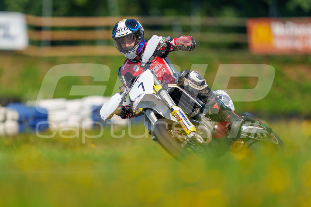 G-Cup + Supermoto Staatsmeisterschaft + Hungarian Supermoto Championship | GRIPcapture steht für authentische Sportfotografie in Österreich – für Momente, die mehr sind als Geschwindigkeit oder Ergebnis. Es geht um Emotion, Spannung, Fokus und den Augenblick, der oft nur einen Wimpernschlag dauert.Ob Motorsport, Teamsport oder 