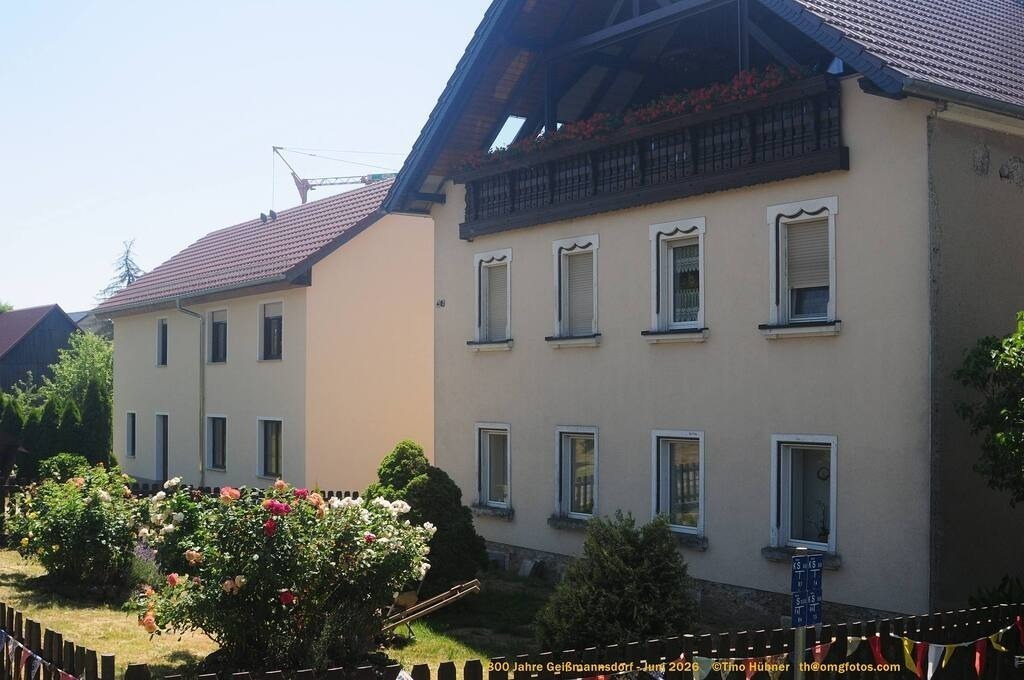 Geißmannsdorf-2026-Ortsbilder-283 | Geißmannsdorf bei Bischofswerda im Sommer 2026. Ein fotografischer Streifzug durch das Dorf Geißmannsdorf, mit Gebäuden, Straßen, Strohpuppen und geschmückten Vorgärten und Grundstücken anlässlich der 800-Jahr-Feier von Geißmannsdorf im Juni 2026 - Realisiert mit Pictrs.com