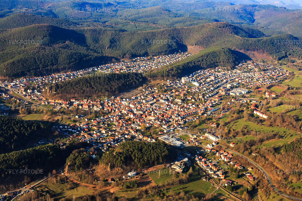 Luftbild: Ortsansicht aus Südwesten in Dahn im Bundesland Rheinland-Pfalz in Deutschland. Foto: IMG_086759.jpg vom 26.03.2016 durch Werner Riehm/FLY-FOTO.de