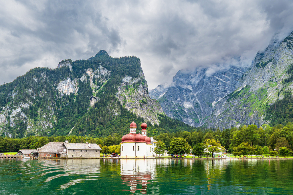Blick über den Königssee im Berchtesgadener Land auf die Wallfahrtskirche Sankt Bartholomä | Blick über den Königssee im Berchtesgadener Land auf die Wallfahrtskirche Sankt Bartholomä.