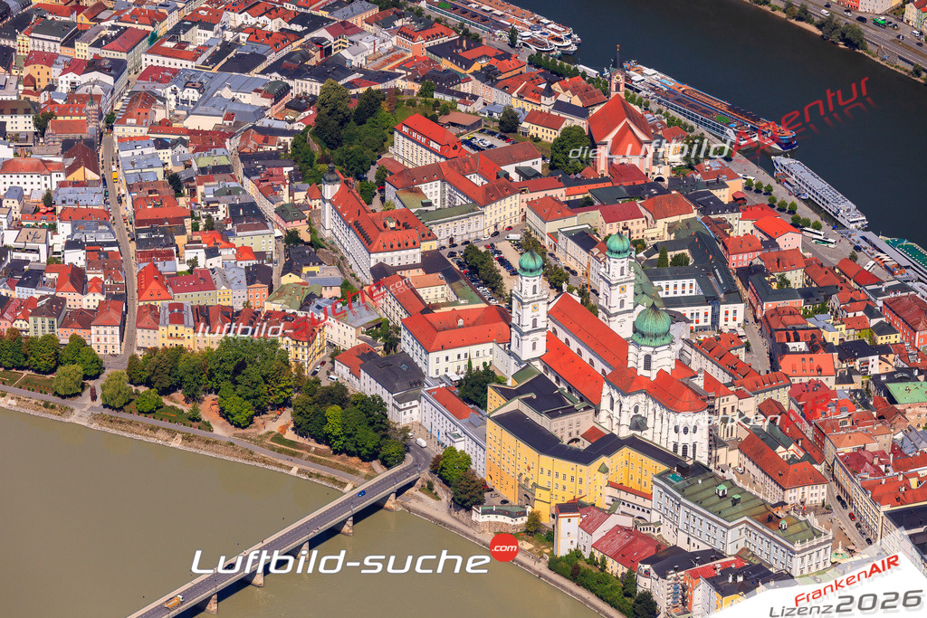 Die Luftaufnahme Altstadt - Passau wurde 2017 mittels Flugzeug (keine Drohne) erstellt. Perfekte Schärfe und Druck- Auflösung- Garantiert!