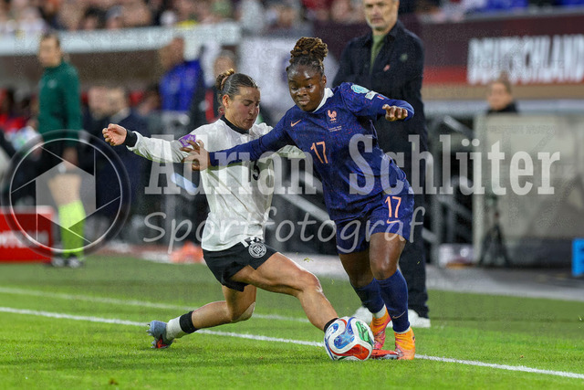 Deutschland vs Frankreich - Halbfinale - UEFA Women's Nations League | Düsseldorf, Deutschland, 24.10.25:   Carlotta Wamser ( Deutschland ) und Sandy Baltimore ( Frankreich ) im Kampf um den Ball waehrend des Halbfinals der UEFA Women's Nations League zwischen Deutschland vs Frankreich in der Merkur-Spiel-Arena(Foto von Brauer-Fotoagentur / Adrian Schlueter)