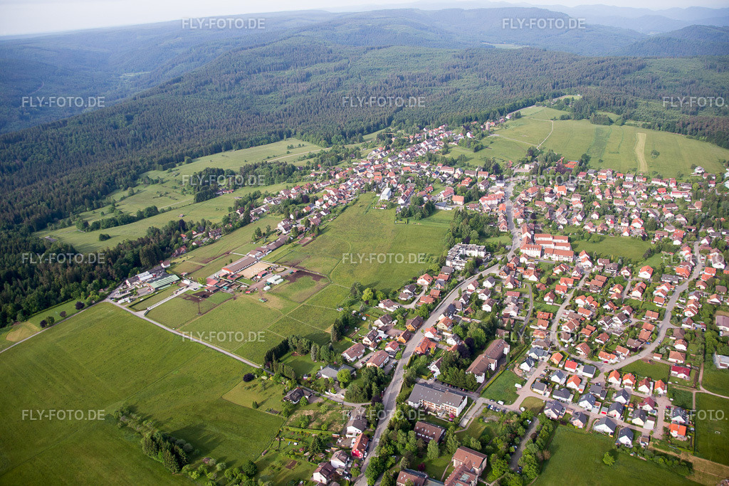 Dorf - Ansicht am Rande von landwirtschaftlichen Feldern und Nutzflächen | Luftbild: Dorf - Ansicht am Rande von landwirtschaftlichen Feldern und Nutzflächen in Dobel im Bundesland Baden-Württemberg in Deutschland. Foto: IMG_079842.jpg vom 31.05.2015 durch Werner Riehm/FLY-FOTO.de - Realisiert mit Pictrs.com