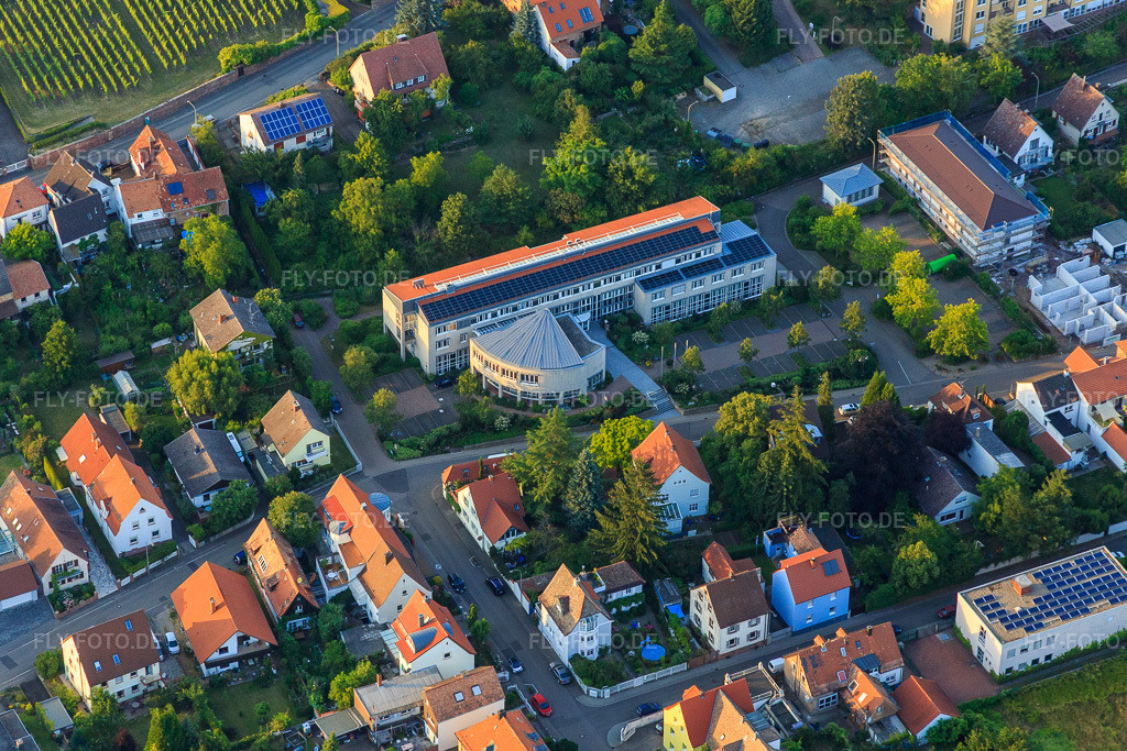 Luftbild: Verbandsgemeindeverwaltung Edenkoben und Tourismusbüro Verein Südliche Weinstrasse Edenkoben in Edenkoben im Bundesland Rheinland-Pfalz in Deutschland.Foto: IMG_082738.jpg vom 25.06.2015 durch Werner Riehm/FLY-FOTO.deVerbandsgemeinde EdenkobenWWW.GARTEN-EDEN-PFALZ.DE