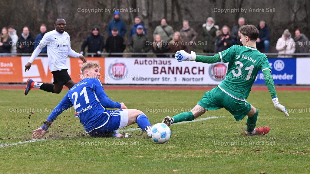 TuS Nortorf vs SV Wasbek | Joris Scherbarth (Nortorf #21) trifft hier zum 2-1 vs Jonte Peters (Wasbek #31) / Fußball-Verbandsliga West Männer 2025/2026 / TuS Nortorf vs SV Wasbek / TuS Arena / Nortorf / 14.03.26 - Realisiert mit Pictrs.com