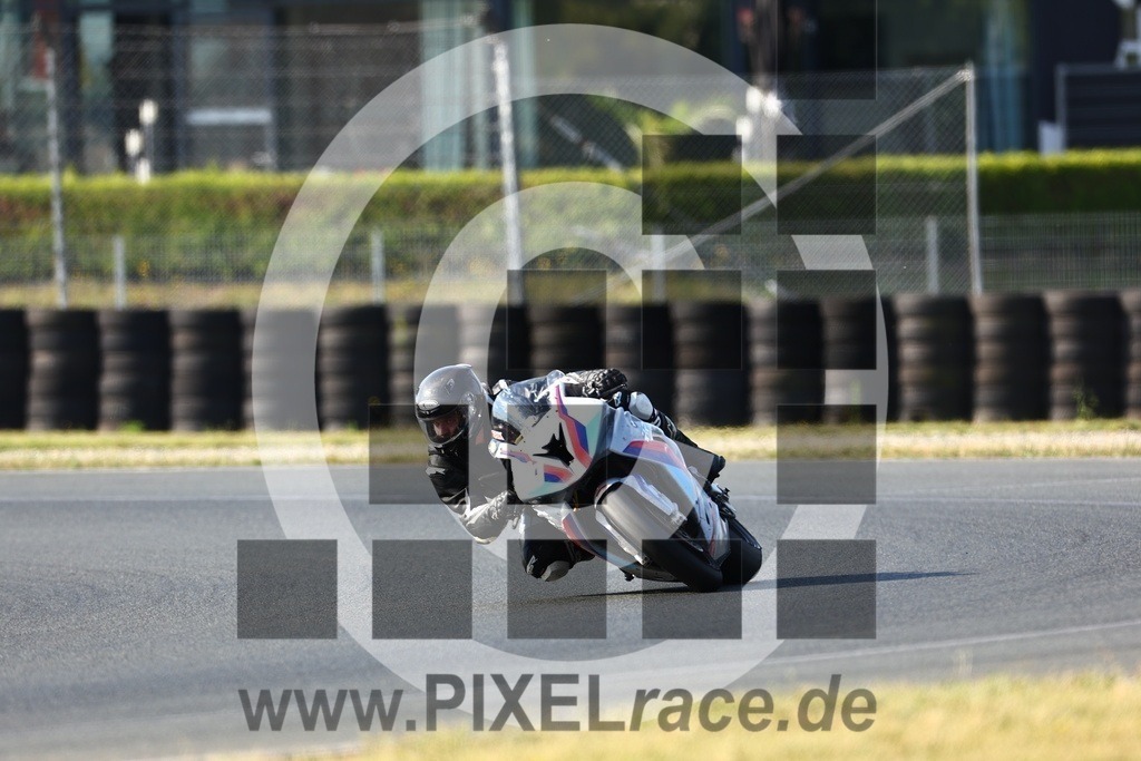 0029-20240720_00367 | Schöne Erinnerungen an spannende Momente - das festzuhalten ist unser Job. PIXELrace.de ist seit 2003 auf den Rennstrecken Europas unterwegs um die Action draußen beim Fahren und die wunderbare Stimmung imm Fahrerlager für euch einzufangen.