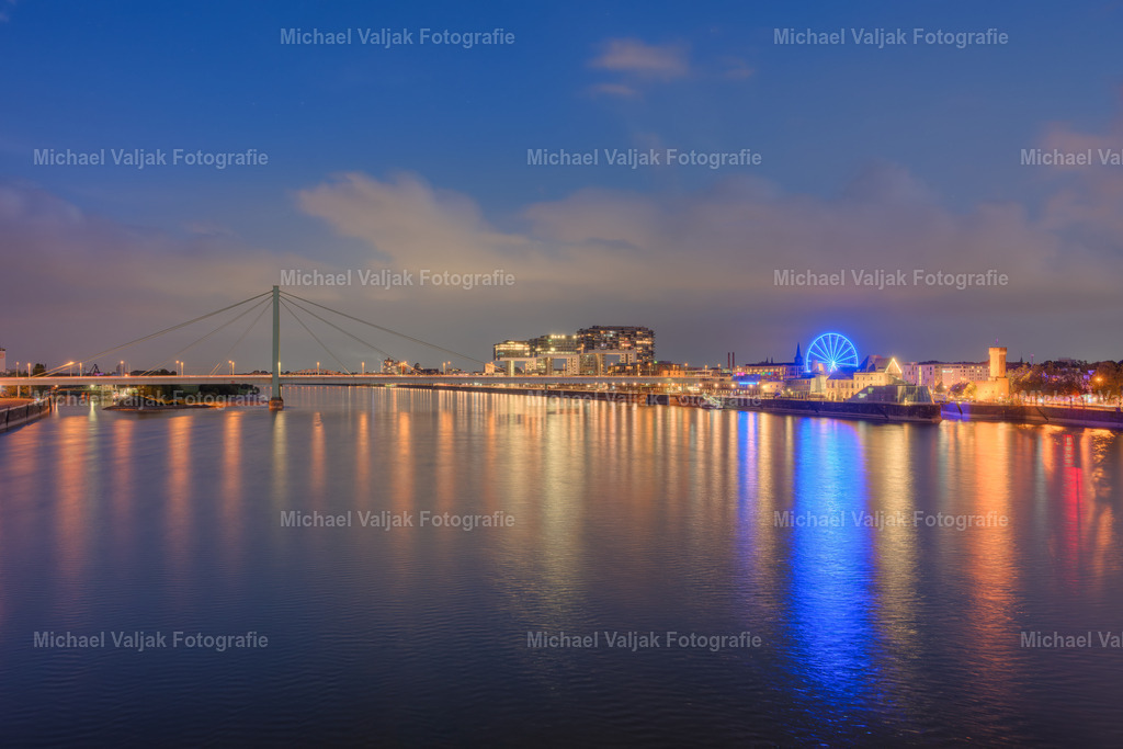 Kölner Skyline mit Riesenrad am Abend | Blick in Richtung Severinsbrücke, Kranhäuser und dem Riesenrad auf dem Platz vor dem Schokoladenmuseum am Abend. - Realisiert mit Pictrs.com