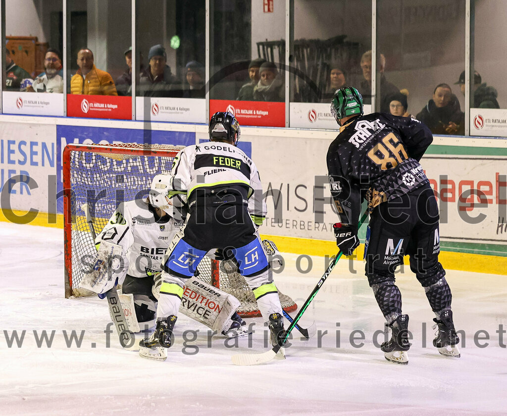 2024-03-01_030_TSV_Erding_gegen_ERSC_Amberg | Erding, Deutschland, 01.03.2024:
Eishockey, Bayernliga Playoffs 2023 / 2024, 5. Spieltag, TSV Erding gegen ERSC Amberg, Endergebnis: 9:0

Torwart Janik Engler (ERSC Amberg, #30), Felix Feder (ERSC Amberg, #76), Michael Trox (Erding Gladiators, #86)

Foto: Christian Riedel / fotografie-riedel.net