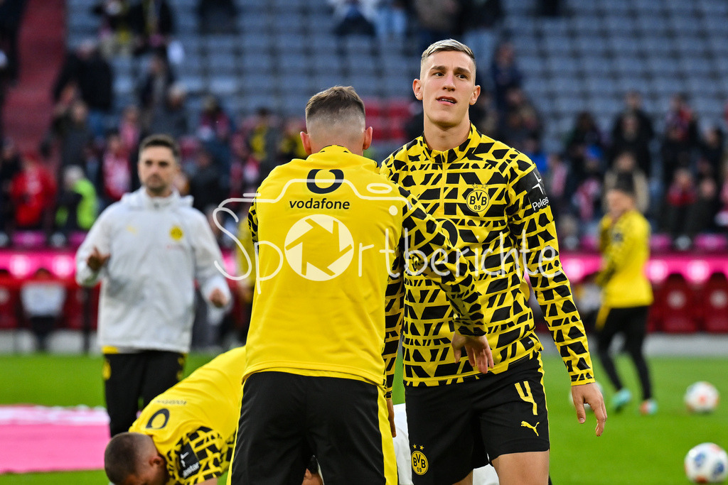 FC Bayern München - Borussia Dortmund | MUNICH, GERMANY - Nico SCHLOTTERBECK (Borussia Dortmund 4) warmup before the bundesliga match between FC Bayern Munich vs. Borussia Dortmund on matchday 7 at Allianz Arena on October 18, 2025 in Munich, Germany / DFL REGULATIONS PROHIBIT ANY USE OF PHOTOGRAPHS AS IMAGE SEQUENCES AND/OR QUASI-VIDEO
