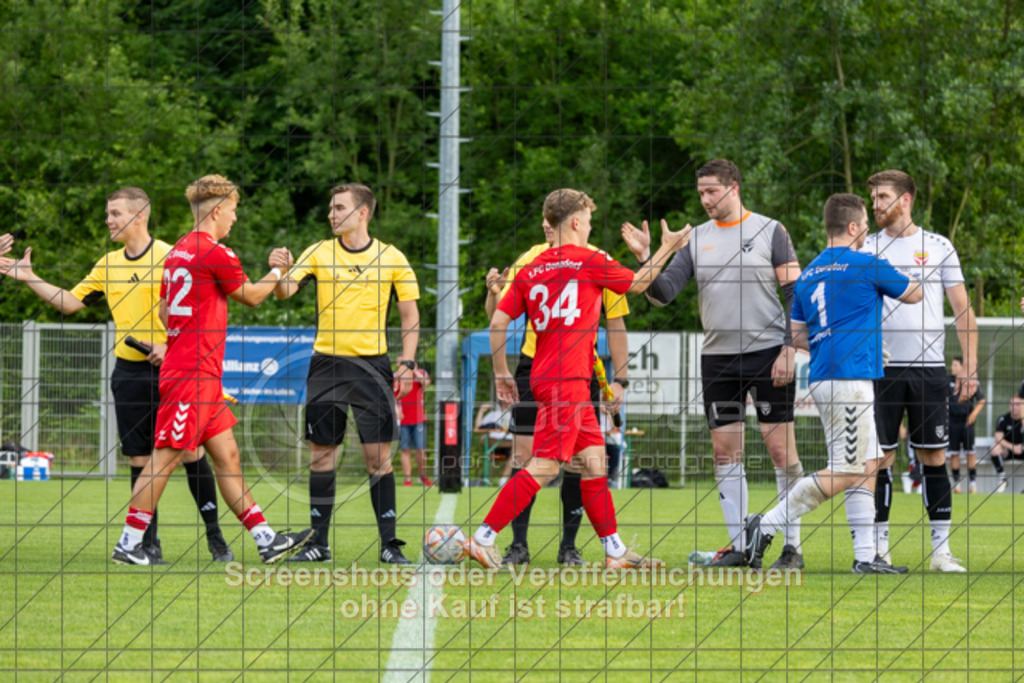 20250616_182819_0082 | #,  TV Eybach (weiß) vs. 1.FC Donzdorf II (rot), Fussball, Entscheidungsspiel 3 in Kreisliga A3 - Bezirk Neckar/Fils, Saison 2024/2025, Rasensportplatz, Staufenecker Str. 41, 73084 Salach, 16.06.2025 - 18:30 Uhr,Foto: PhotoPeet-Sportfotografie/Peter Harich