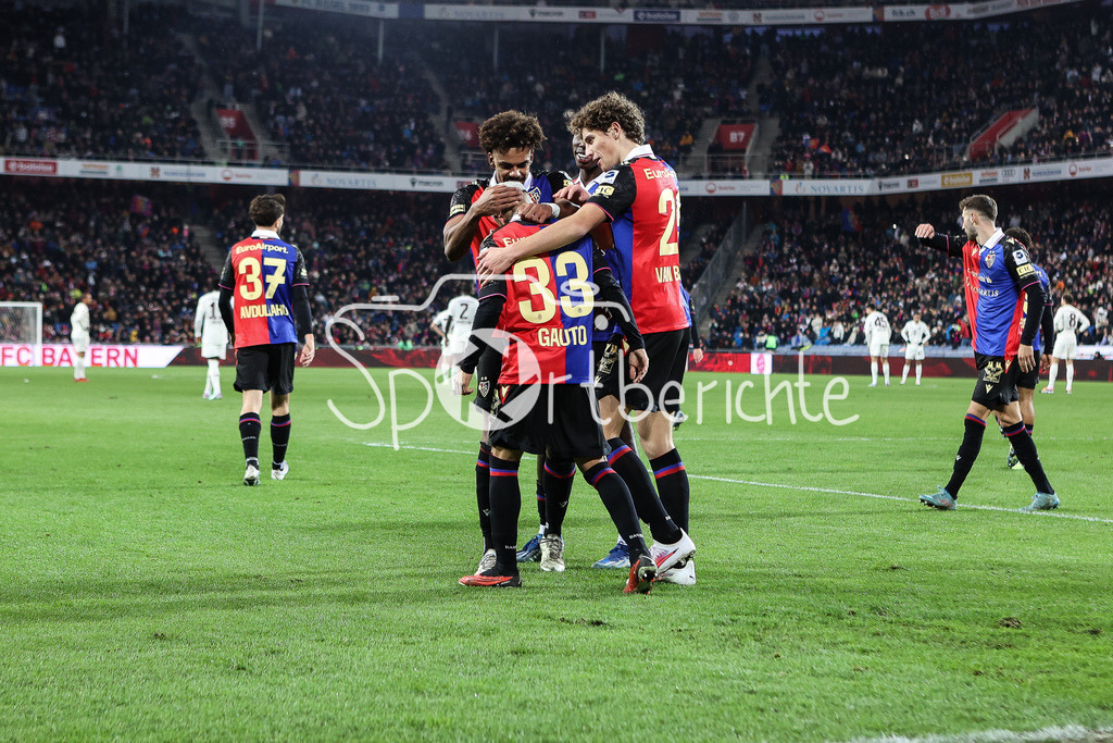 FC Basel - FC Bayern München | Jubel der Hausherren nach dem Treffer zum 1-0 durch Juan GAUTO (Basel #33) / Freude / Tor / Torschuetze