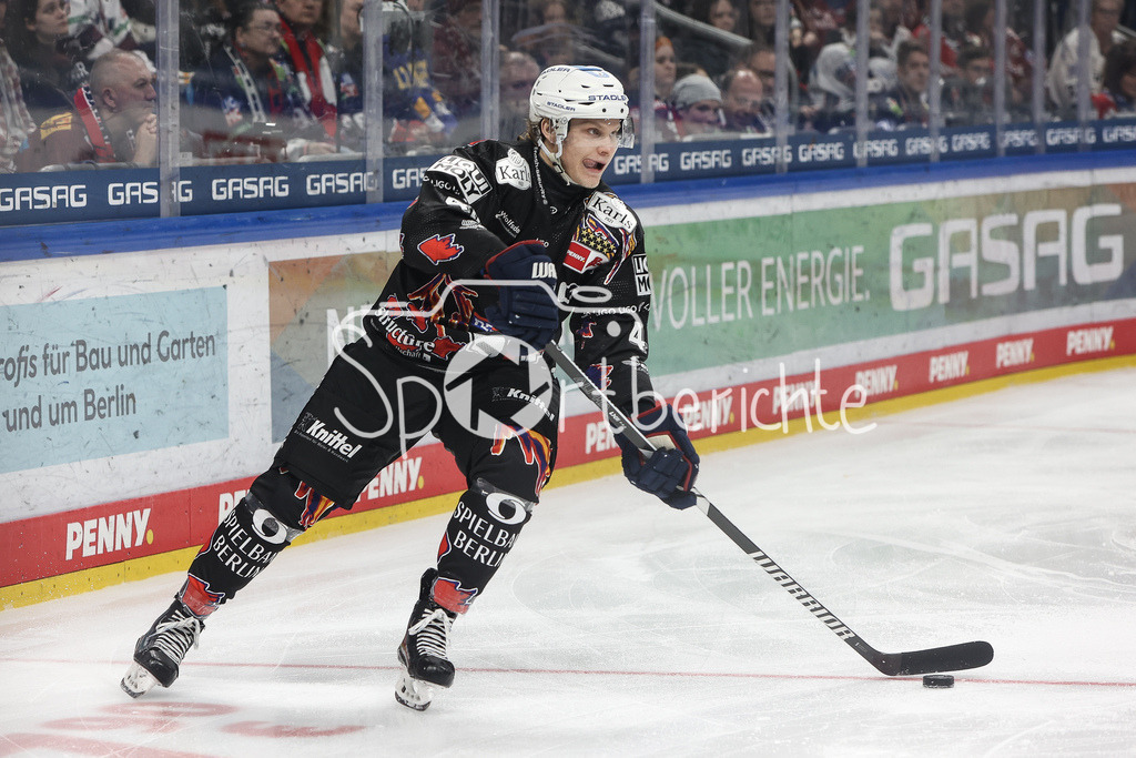 Eisbären Berlin - Augsburger Panther | am Puck Korbinian GEIBEL (EBB #40) / Freisteller / Einzelfoto