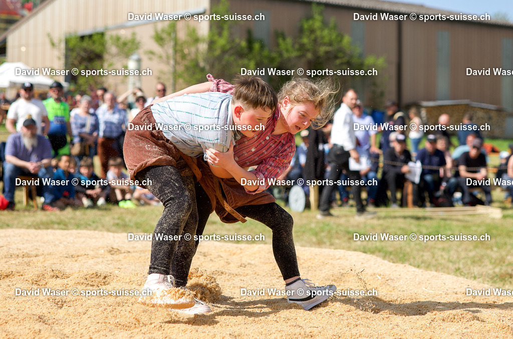 Finale Zwergli Anna Ayer __ - Graf Svenja __ Lutte suisse F_minine _ Montmagny VD_ le Samedi 3 mai 2025_ Montmagny VD. F_te _ couronne et palme Photos www.sports-suisse.ch (9) | sports-suisse.ch