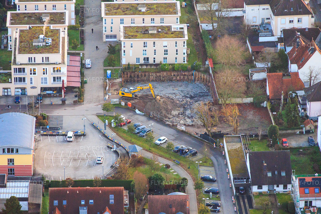 Luftbild: Baugrube zur Erweiterung der Wohnanlage Im Stadtkern in Kandel im Bundesland Rheinland-Pfalz in Deutschland. Foto: IMG_152163.jpg vom 12.12.2025 durch Werner Riehm/FLY-FOTO.de