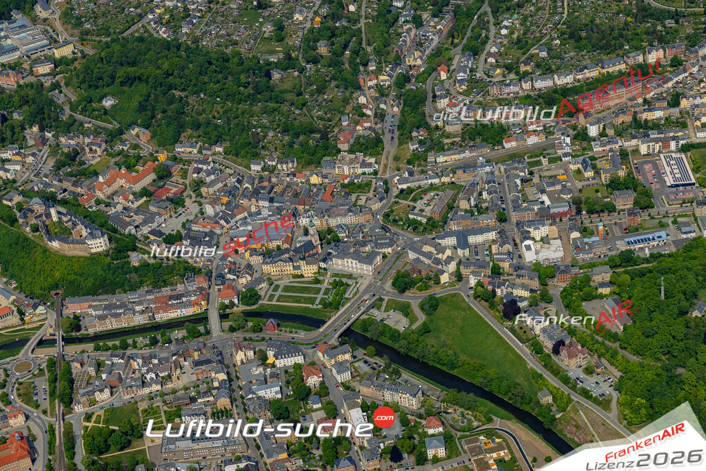 Das Luftbild der Stadt Greiz wurde 2022 vom Flugzeug heraus erstellt (keine Drohnen-Aufnahmen) Aufnahmehöhe ca.450 Meter- hohe Bildauflösung und Druck-Qualität. Garantiert!