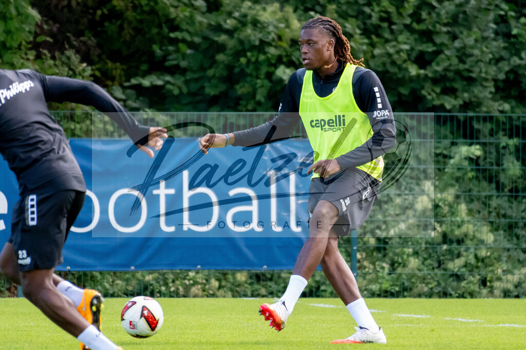 20260909_TRAOSN_0034 | Fußball, Herren: Elias Bakatukanda (VfL Osnabrück) in Aktion, am Ball, Einzelaktion beim Training des VfL Osnabrück am 09.09.2026 im Sportpark Illoshöhe in Osnabrück, Deutschland.(Foto von Nico Paetzel) - Realisiert mit Pictrs.com