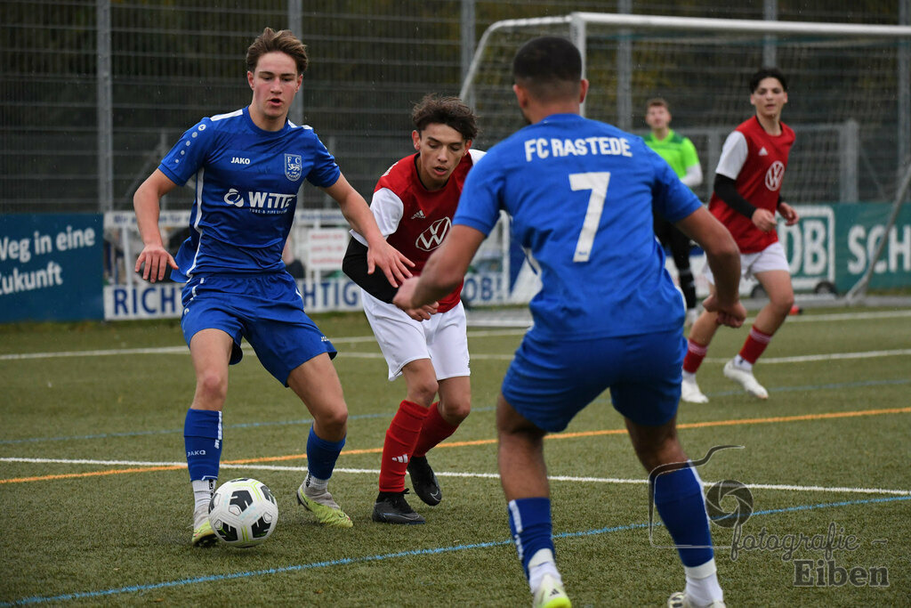 FC Rastede-JFV Krummhörn | A-Junioren Landesliga; FC Rastede (blau)-JFV Krummhörn am 04.11.2023; in Rastede (Sportanlage Köttersweg), Photo: Philip Eiben 2023 - Realisiert mit Pictrs.com
