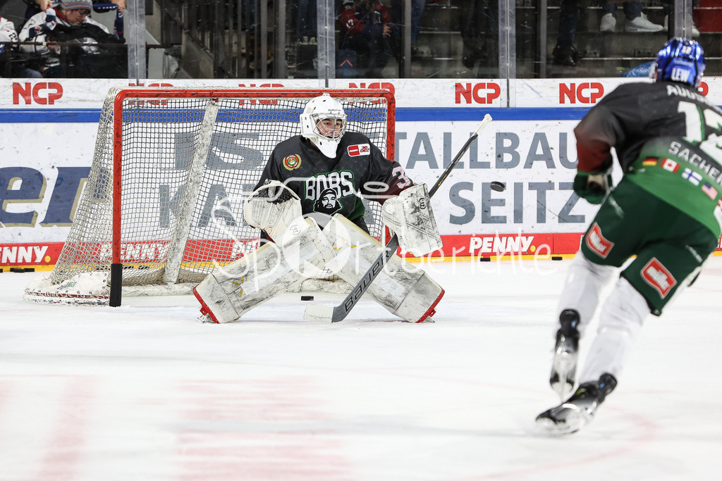 Nürnberg Ice Tigers - Augsburger Panther | Panther Ersatzkeeper Niklas GARSSINGER (AEV #30) beim warmmachen vor der Partie in seinem Kasten