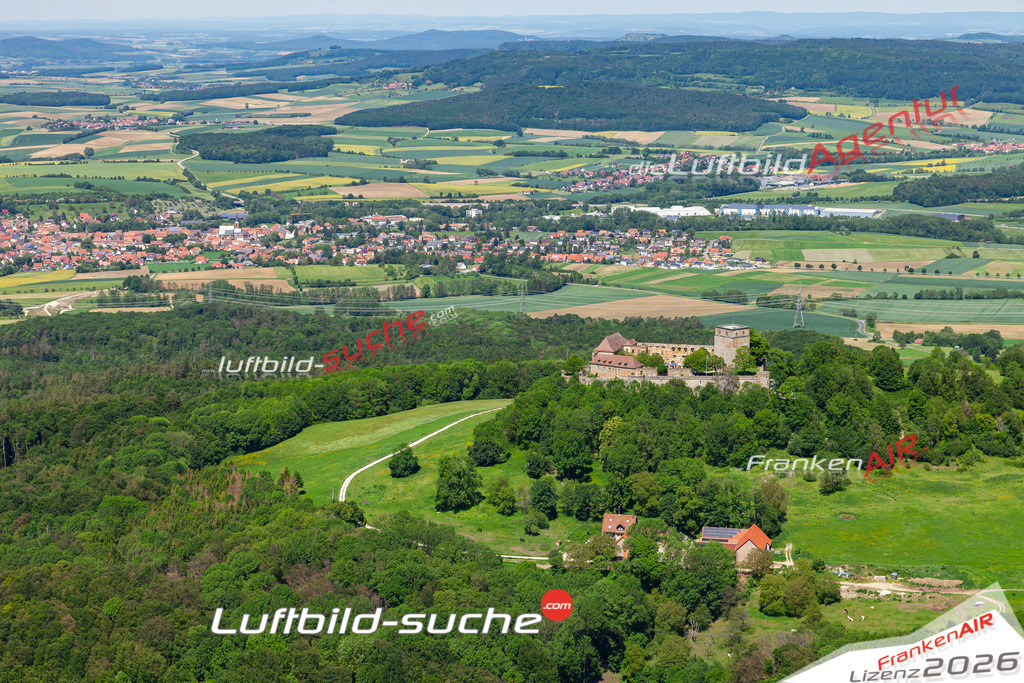 Die Luftbildaufnahme Giechburg -  wurde 2019 mittels Flugzeug (keine Drohne) erstellt. Perfekte Schärfe und Druck- Ergebnisse- Garantiert!