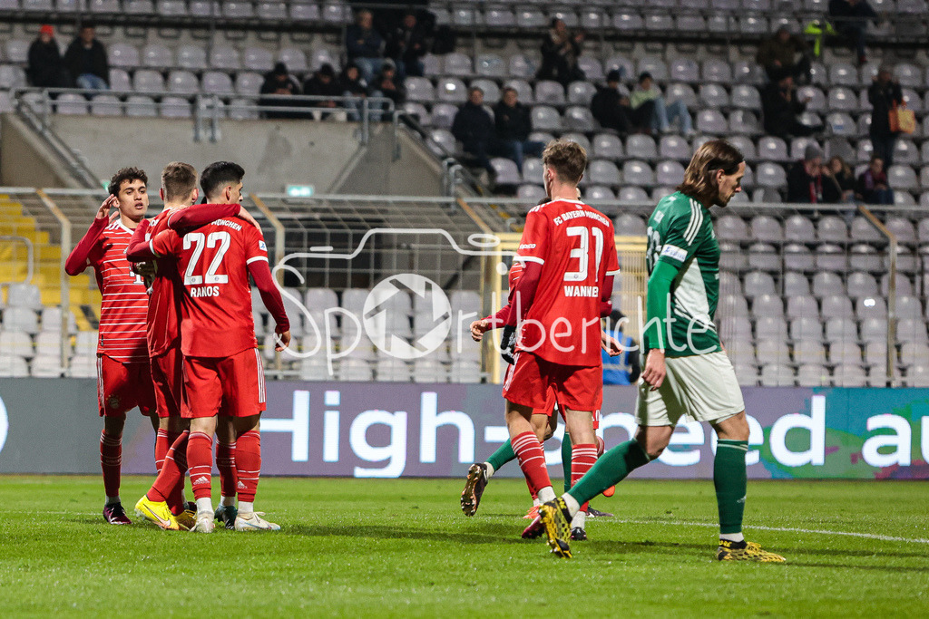 FC Bayern Amateure - 1. FC Schweinfurt | Die Bayern freuen sich ueber den Treffer zum 1-0 druch Timo KERN (FCB #10) / Elfmeter