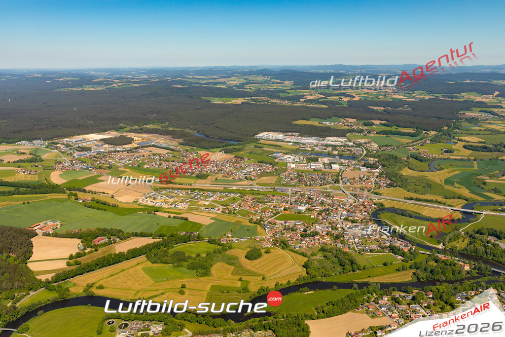 Das Luftbild zeigt : Mitterdorf Roding - Die Luftaufnahme wurde 2024 vom UL-Flugzeug aus erstellt ( keine Drohne ) - Hochauflösende Luftaufnahme - Für grossformatige Ausdrucke geeignet. Die Geschenkidee !Mit Lizenz und Bildrechte bestellbar