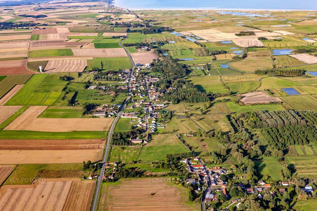 Vue aérienne: Vue de la ville à Brutelles dans le département Somme, France. Photo: IMG_70988.jpg prise le 24/08/2014 par Werner Riehm/FLY-FOTO.eu – Résolution de l'original: 4752 x 3168 px