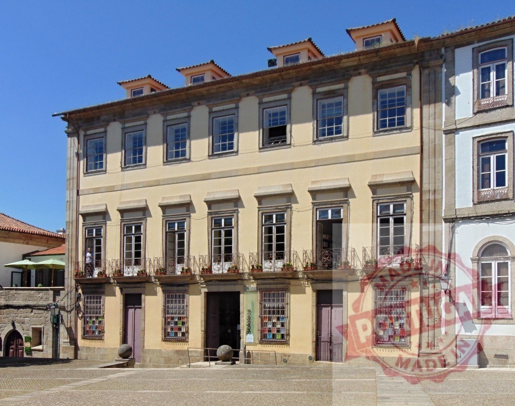 Historical Casa dos Lobos Machado building Guimaraes Portugal. Region Norte - Portugal | Casa dos Lobos Machado facade in baroque style, located in Guimaraes historic center - Realisiert mit Pictrs.com